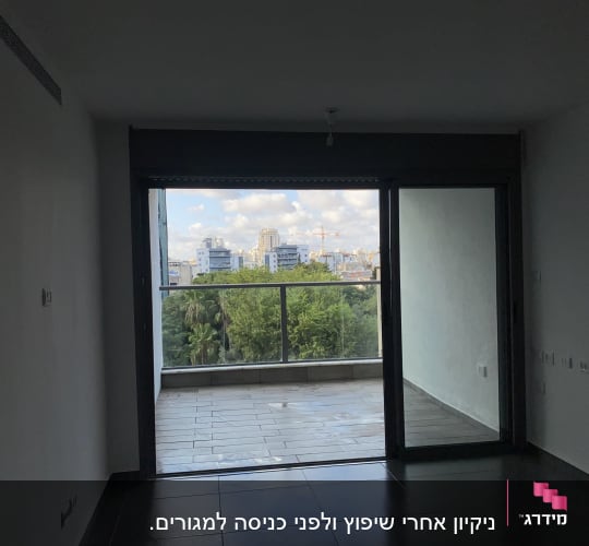רצפה רטובה לאחר ניקוי בדירה ריקה